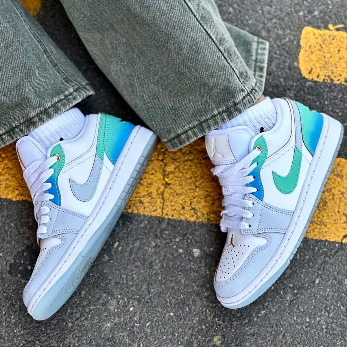 NIKE AIR AIR JORDAN 1 LOW SE ‘EMERALD RISE’
